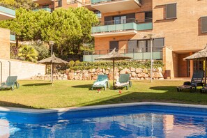 2 outdoor pools