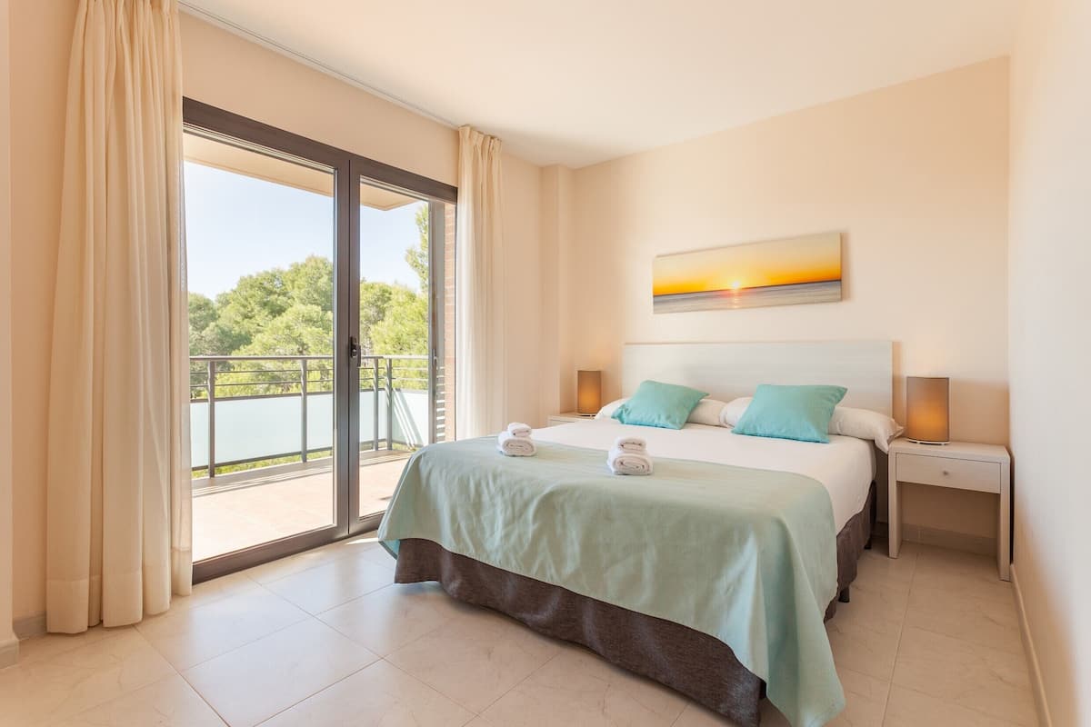 2 bedrooms, cribs (surcharge), WiFi (free), individually furnished