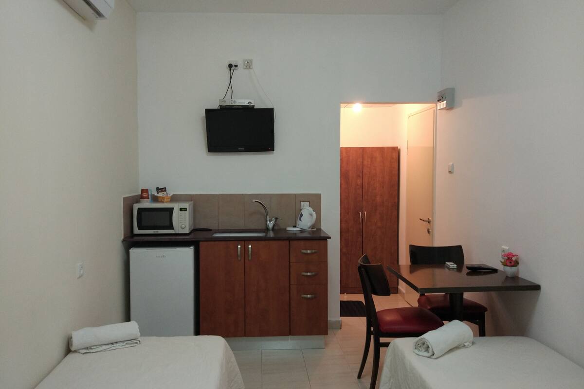 Classic Triple Room | Minibar, iron/ironing board (on request), WiFi (free), bed sheets