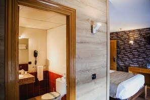 Quadruple Room | Desk, laptop workspace, free WiFi, wheelchair access - Hotel Cal Ruiz (Pas de la Casa)