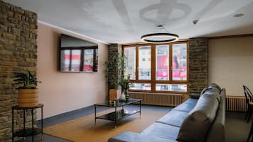 En 25-tommers Flatskjerm-TV med kabel-kanaler samt TV