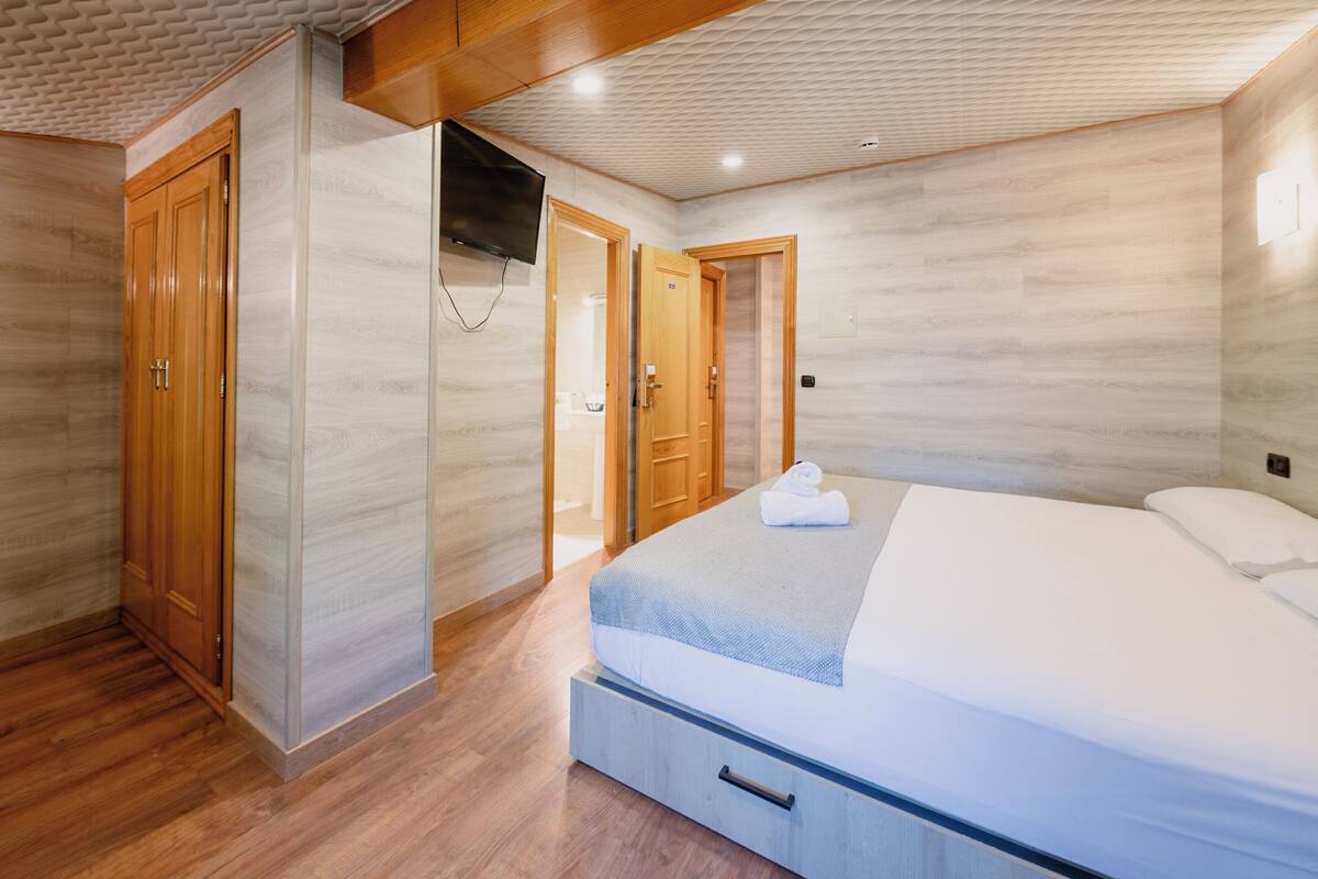 Quarto casal standard, 1 cama de casal | Escrivaninha, espaço de trabalho para notebook, Wi-Fi de cortesia