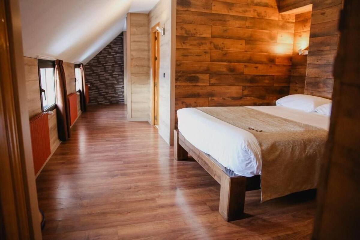 Quarto quádruplo | Escrivaninha, espaço de trabalho para notebook, Wi-Fi de cortesia