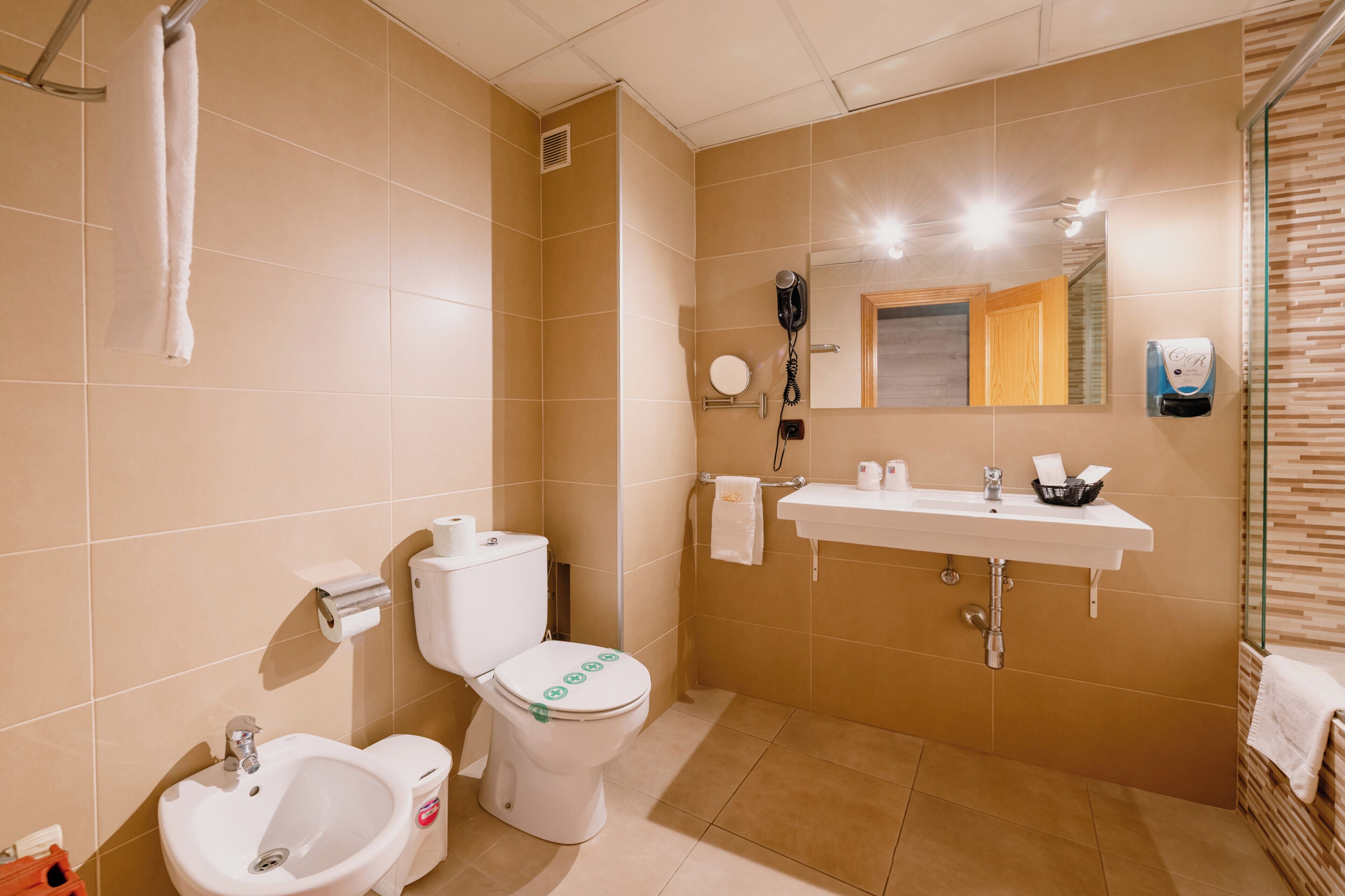 Superior tweepersoonskamer, 1 tweepersoonsbed | Badkamer | Een bad/douchecombinatie, een diep bad, een haardroger, een bidet