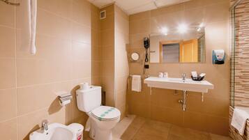 Superior tweepersoonskamer, 1 tweepersoonsbed | Badkamer | Een bad/douchecombinatie, een diep bad, een haardroger, een bidet
