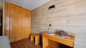 Habitación triple | Escritorio, espacio para trabajar con un portátil, wifi gratis