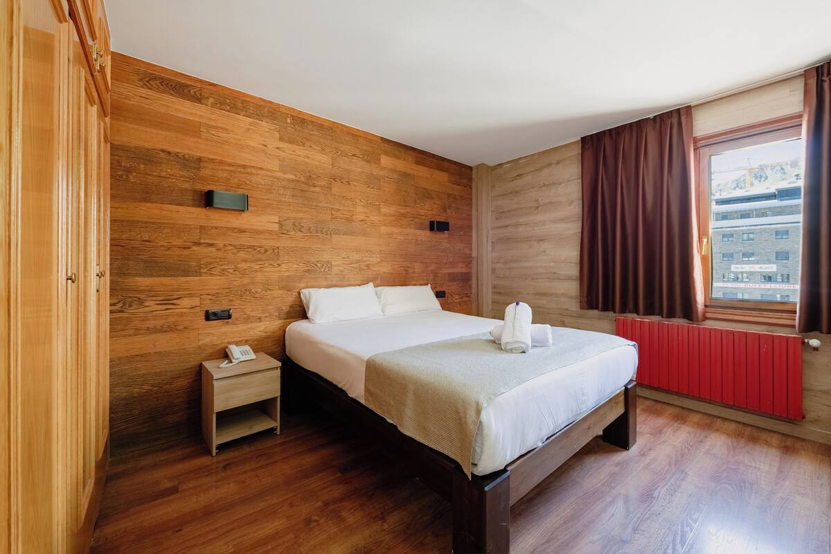 Quarto casal superior, 1 cama de casal | Escrivaninha, espaço de trabalho para notebook, Wi-Fi de cortesia