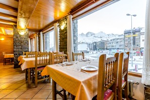 Breakfast, lunch, dinner served; Mediterranean cuisine  - Hotel Cal Ruiz (Pas de la Casa)