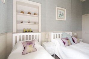 Kamar Quadruple, Beberapa Tempat Tidur, ensuite | Brankas, setrika/meja setrika, Wi-Fi gratis, dan seprai linen