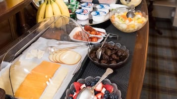 Free daily buffet breakfast