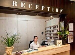 Quầy tiếp tân