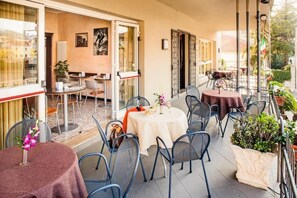 Outdoor dining - Hotel Candido (Diano Marina)
