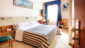 Family Room | Desk, free WiFi