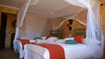 Habitación con 2 camas individuales | 1 dormitorio, escritorio, ropa de cama