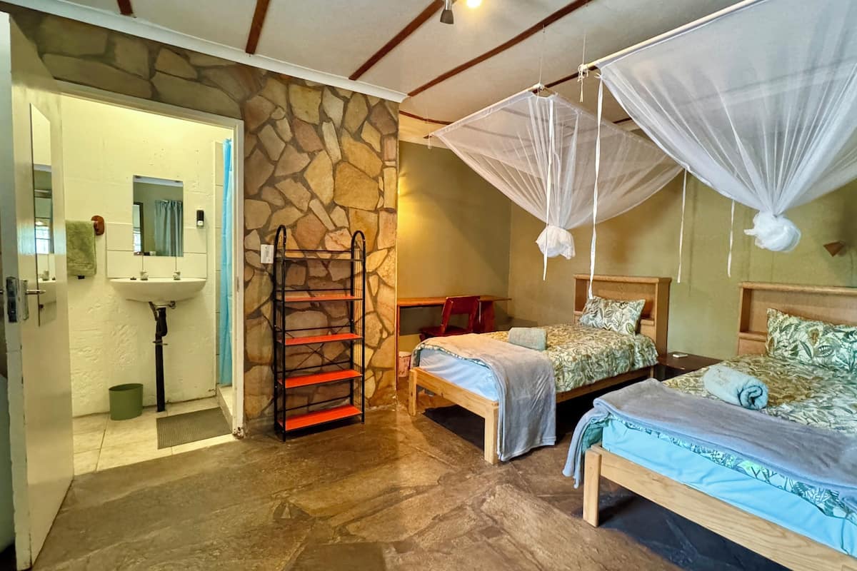 Comfort Twin Room | Bathroom | Shower, free toiletries, towels, soap