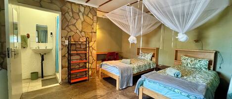 Kahden hengen comfort-huone (kaksi sänkyä) | Kylpyhuone | Suihku, ilmaiset hygieniatuotteet, pyyhkeet, saippua