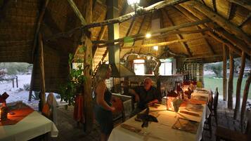 Petit déjeuner et déjeuner servis sur place, restauration en plein air