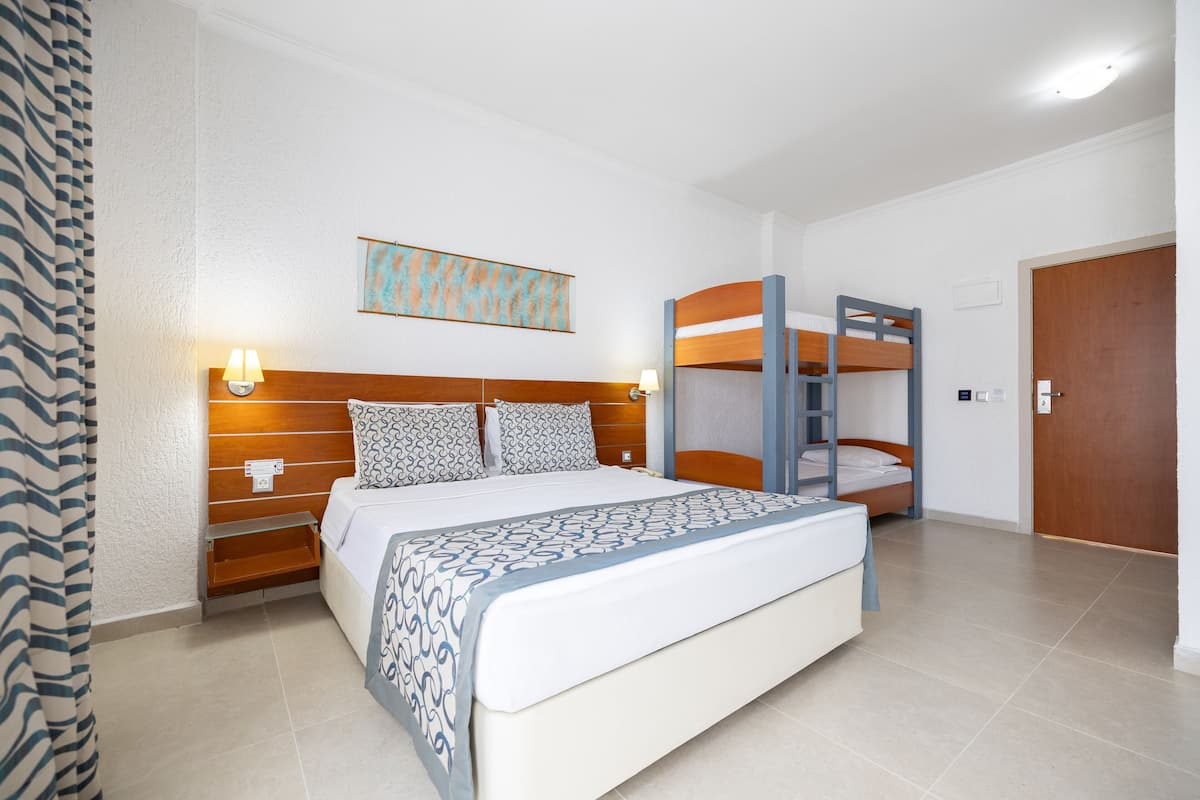 Premium bedding, minibar, bed sheets