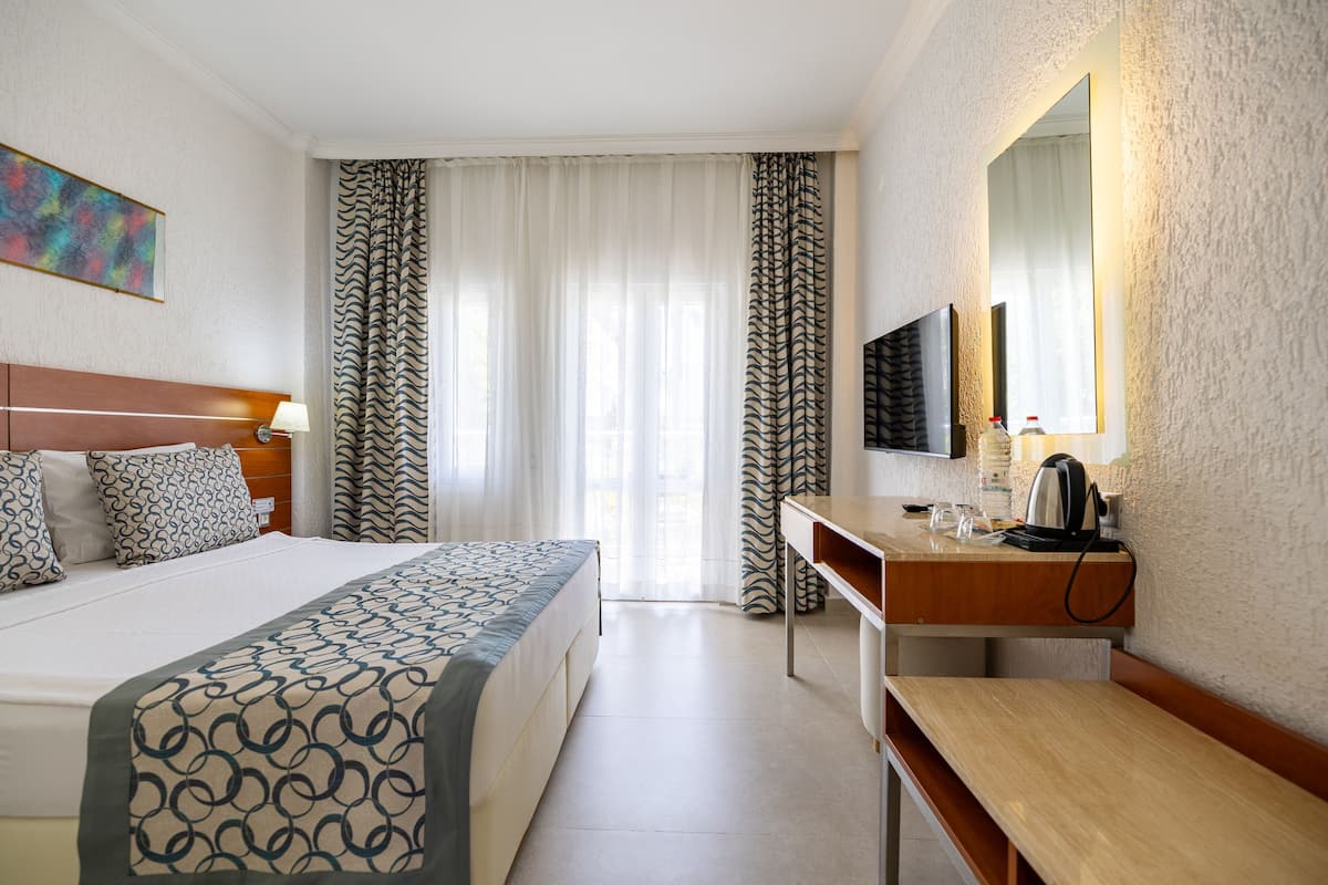 Premium bedding, minibar, bed sheets