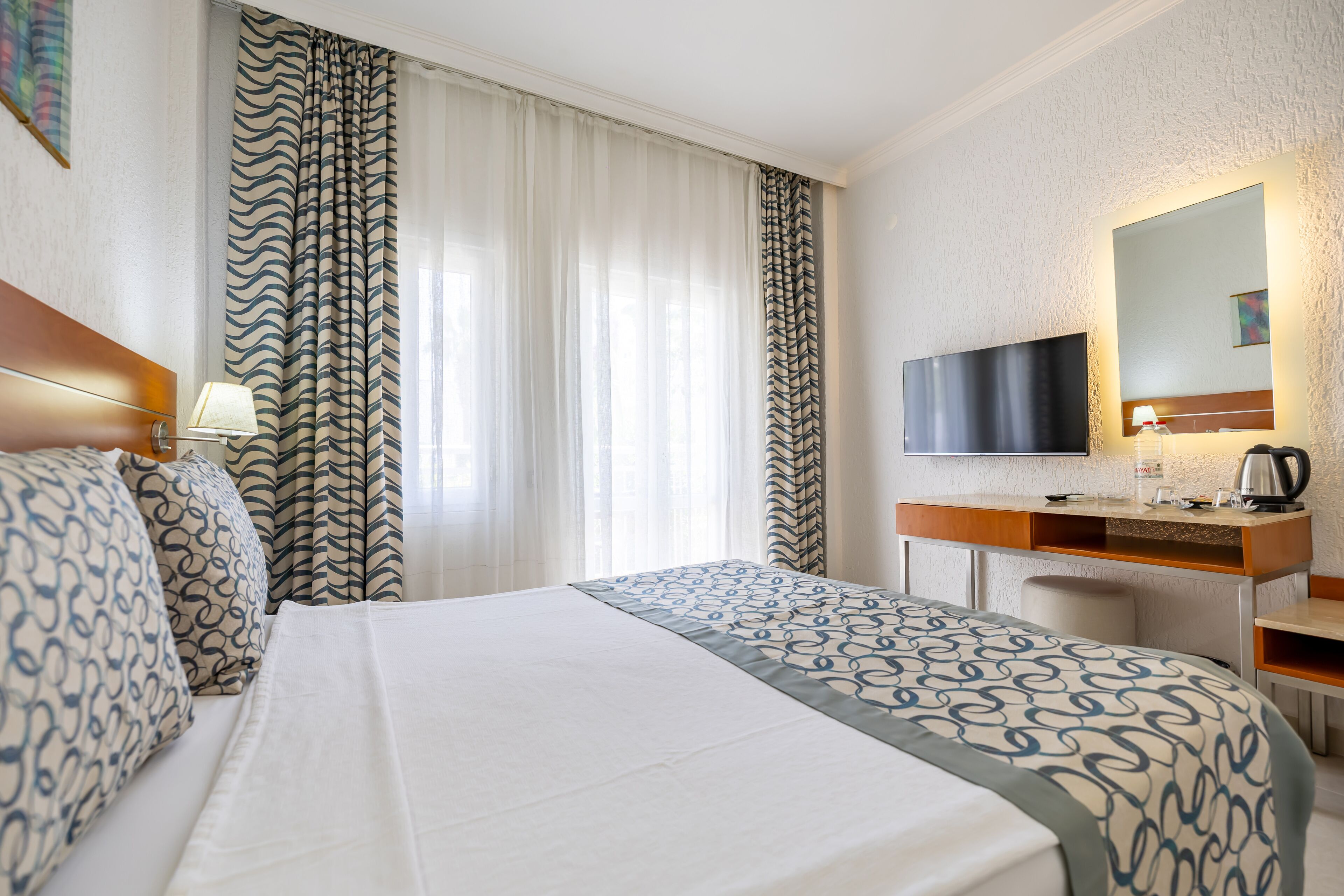 Premium bedding, minibar, bed sheets