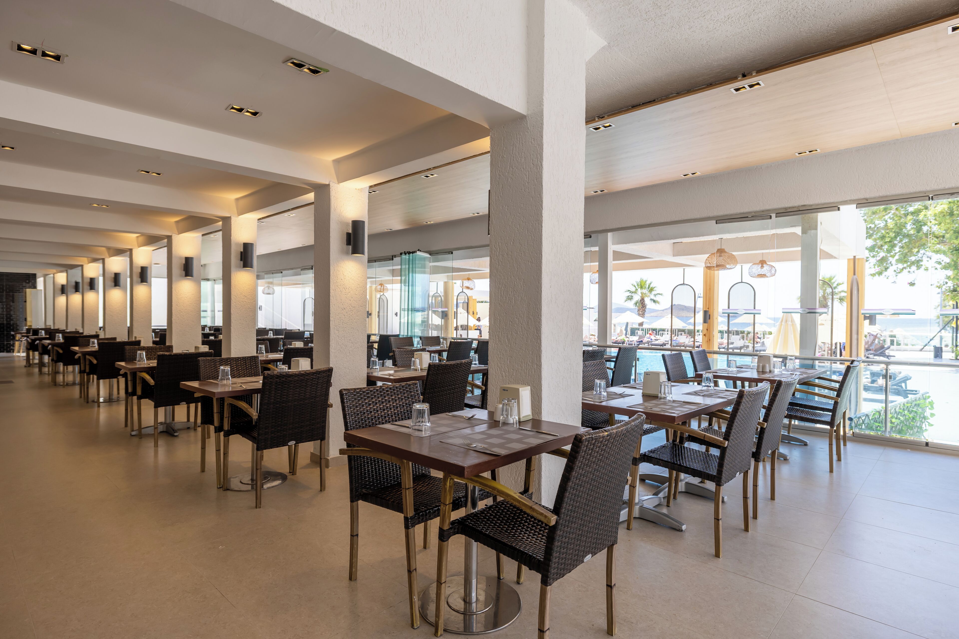 Phục vụ bữa sáng, bữa trưa, bữa tối, nhìn ra hồ bơi 