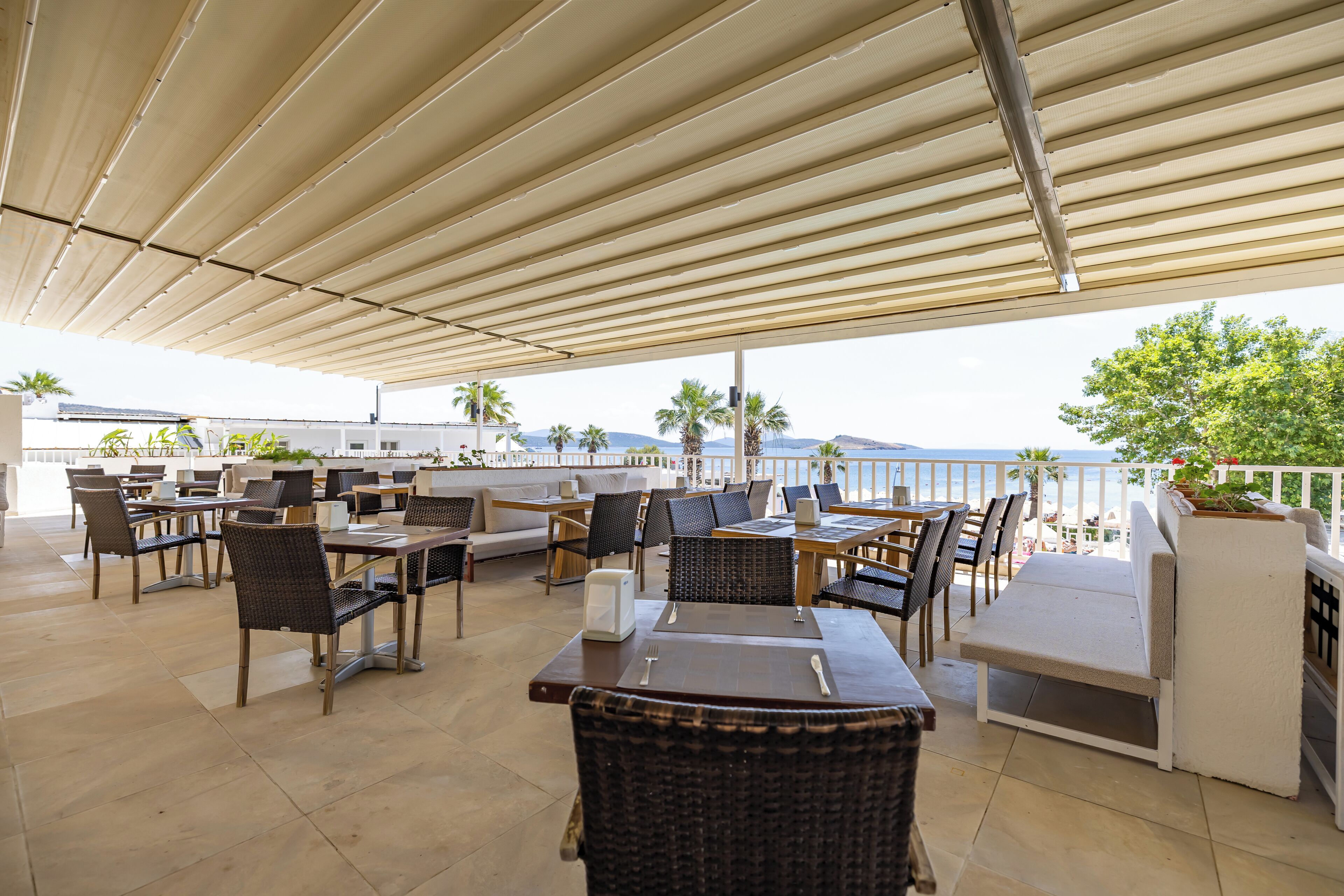 Phục vụ bữa sáng, bữa trưa, bữa tối, nhìn ra hồ bơi 