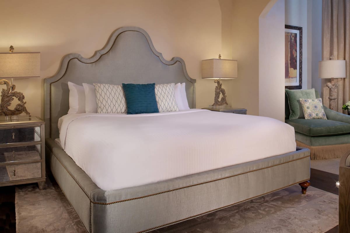 Suite, 1 King Bed, Non Smoking | Hypo-allergenic bedding, pillowtop beds, in-room safe, blackout drapes