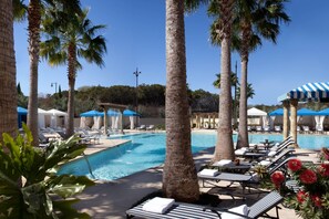 Una piscina techada, 2 piscinas al aire libre