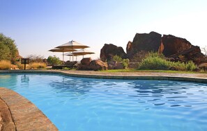 Outdoor pool, pool umbrellas, sun loungers - Twyfelfontein Country Lodge (Khorixas)