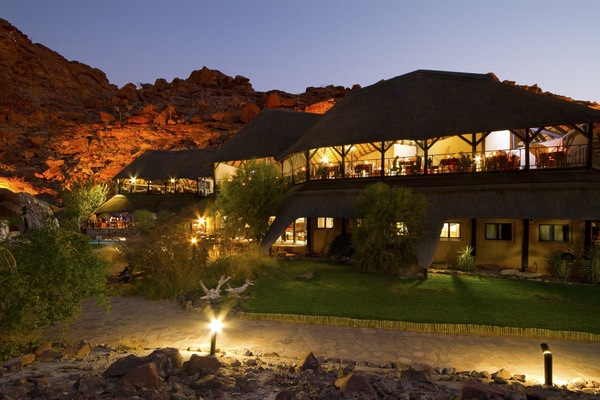 Fachada de la propiedad por la tarde o noche