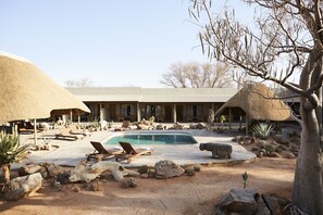 室外游泳池，提供泳池遮陽傘和日光浴躺椅