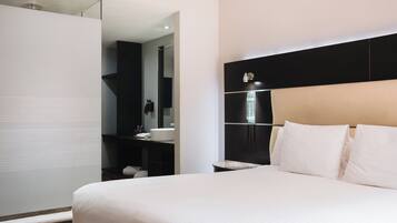 تجهيزات عازلة للصوت ومكواة/لوح كي وواي فاي مجانًا وملاءات أسرّة