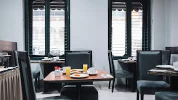 Daily buffet breakfast (MXN 190 per person)