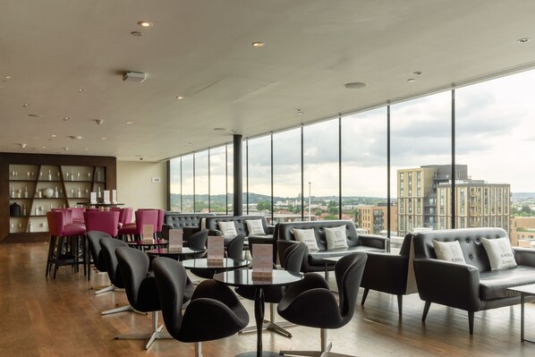 2 bars/lounges, rooftop bar