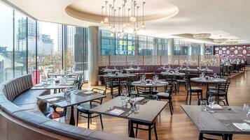 2 restaurants; breakfast and dinner served