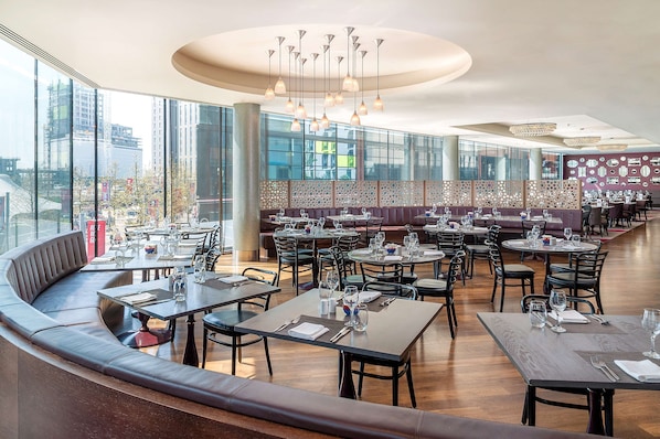 2 restaurants, breakfast, dinner served; British cuisine