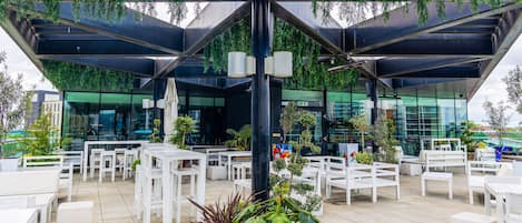 2 nhà hàng, phục vụ bữa sáng, bữa tối, món ăn Anh