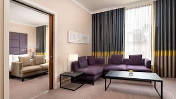 Sviitti, 1 makuuhuone | Untuvapeitot, tallelokero huoneessa, työpöytä, äänieristys