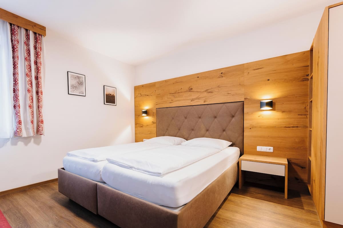 Single Room | Premium bedding, desk, cribs (free), WiFi (free)