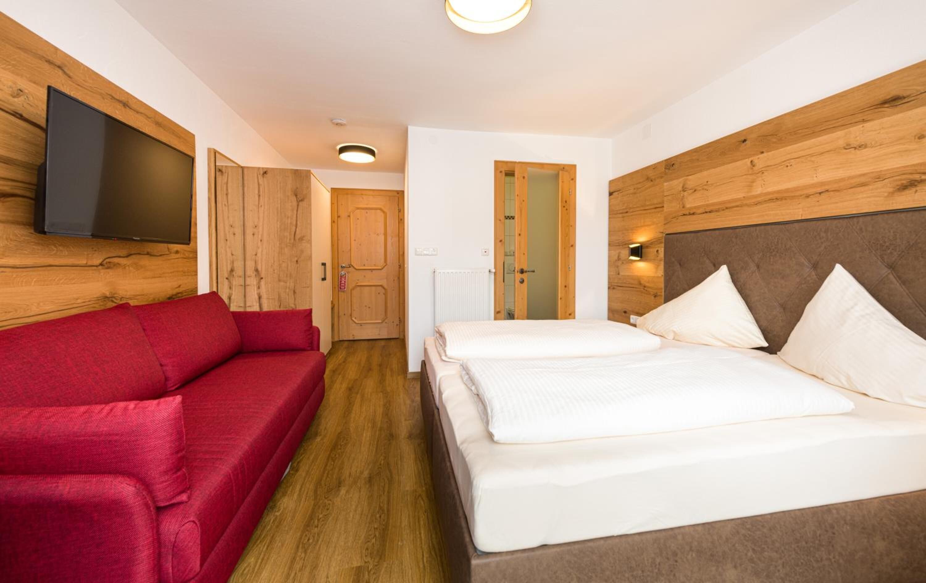 premium bedding, individually decorated, desk, free cots/infant beds