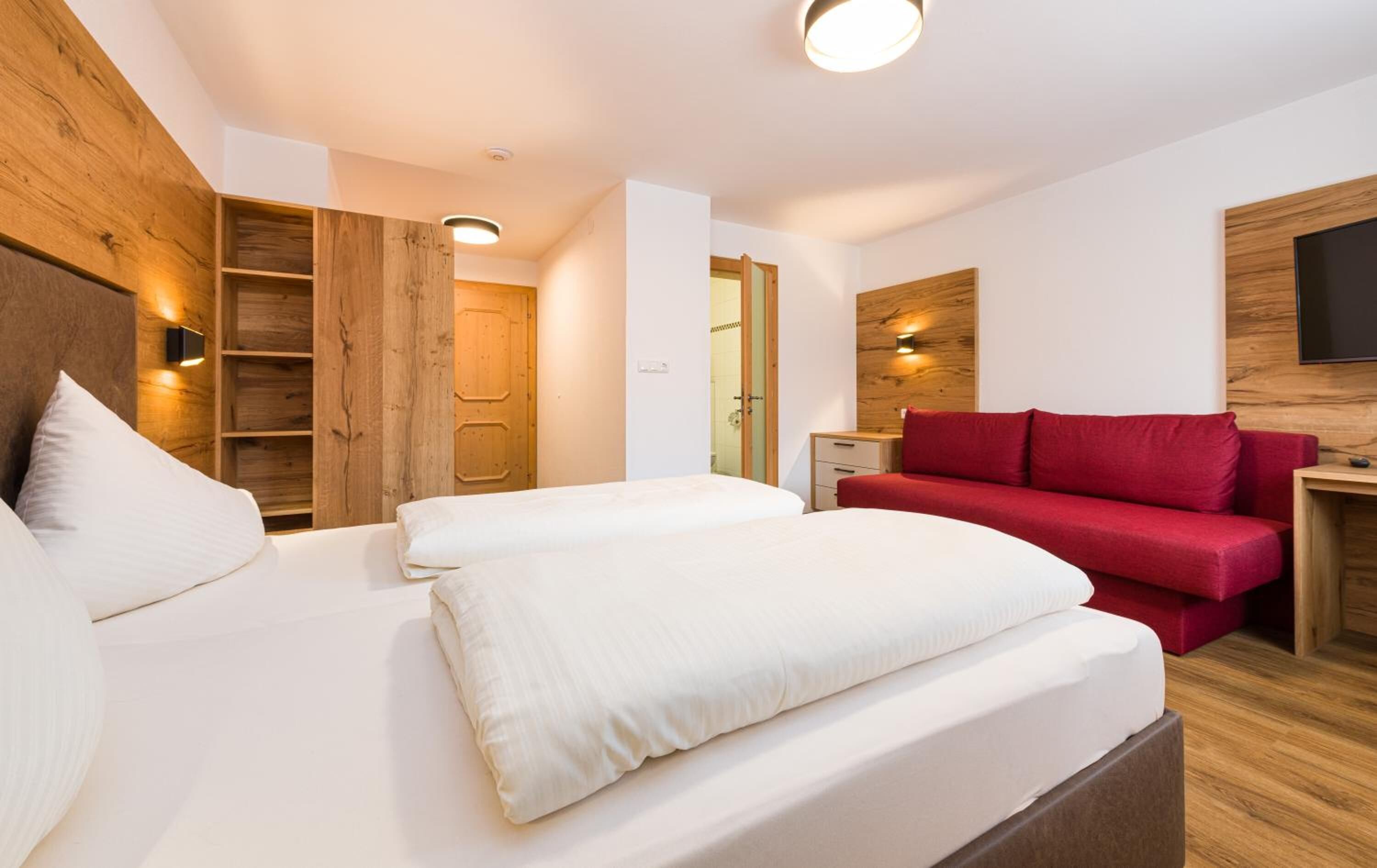 premium bedding, individually decorated, desk, free cots/infant beds