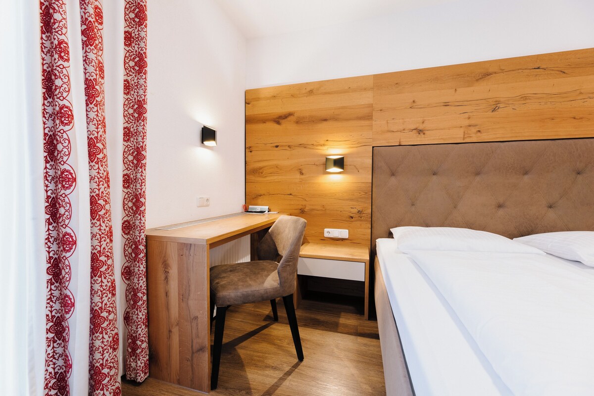 Tweepersoonskamer | Luxe beddengoed, een bureau, gratis babybedden, gratis wifi