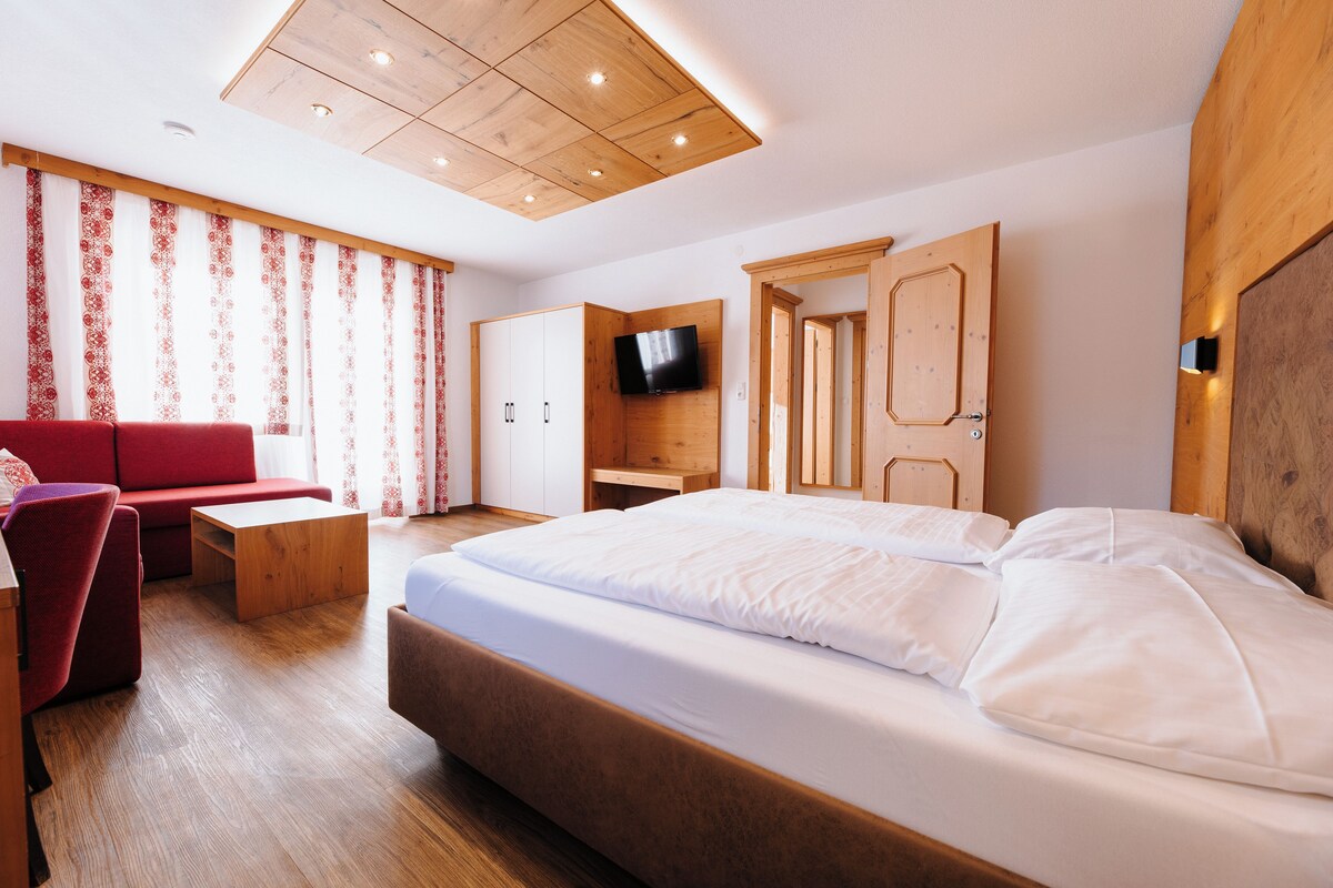 Vierpersoonskamer | Luxe beddengoed, een bureau, gratis babybedden, gratis wifi
