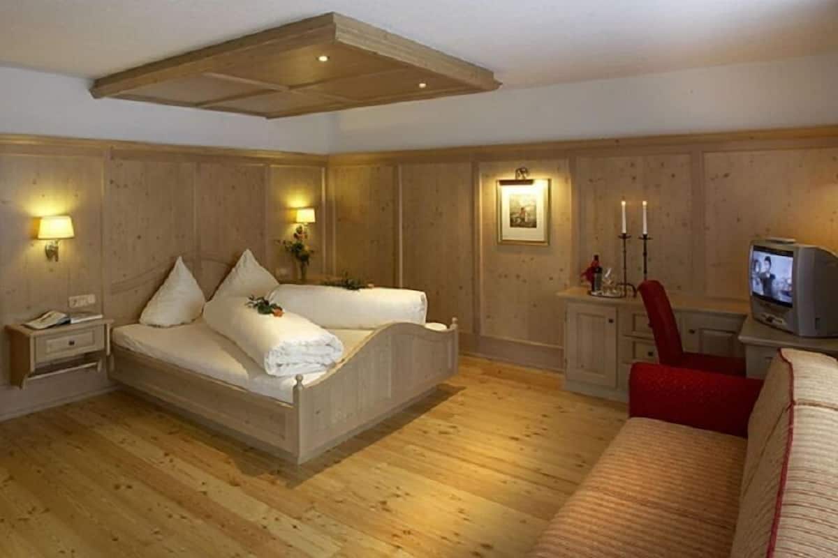 Tweepersoonskamer | Luxe beddengoed, individueel gedecoreerd, een bureau, gratis babybedden