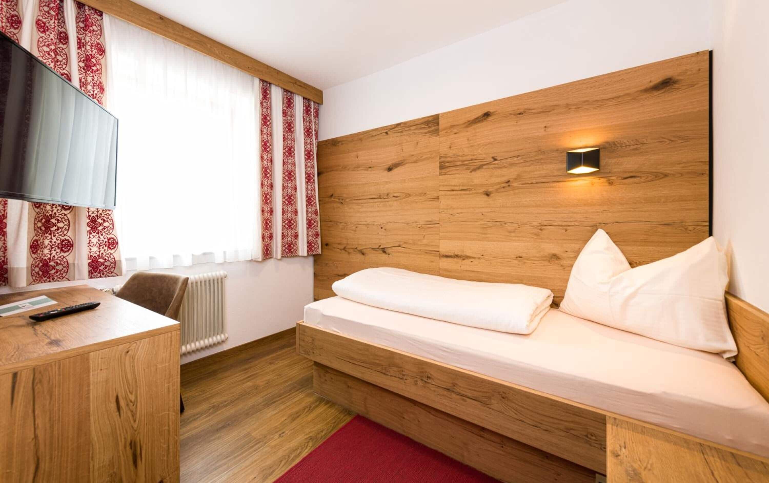 Hochwertige Bettwaren, individuell dekoriert, Schreibtisch