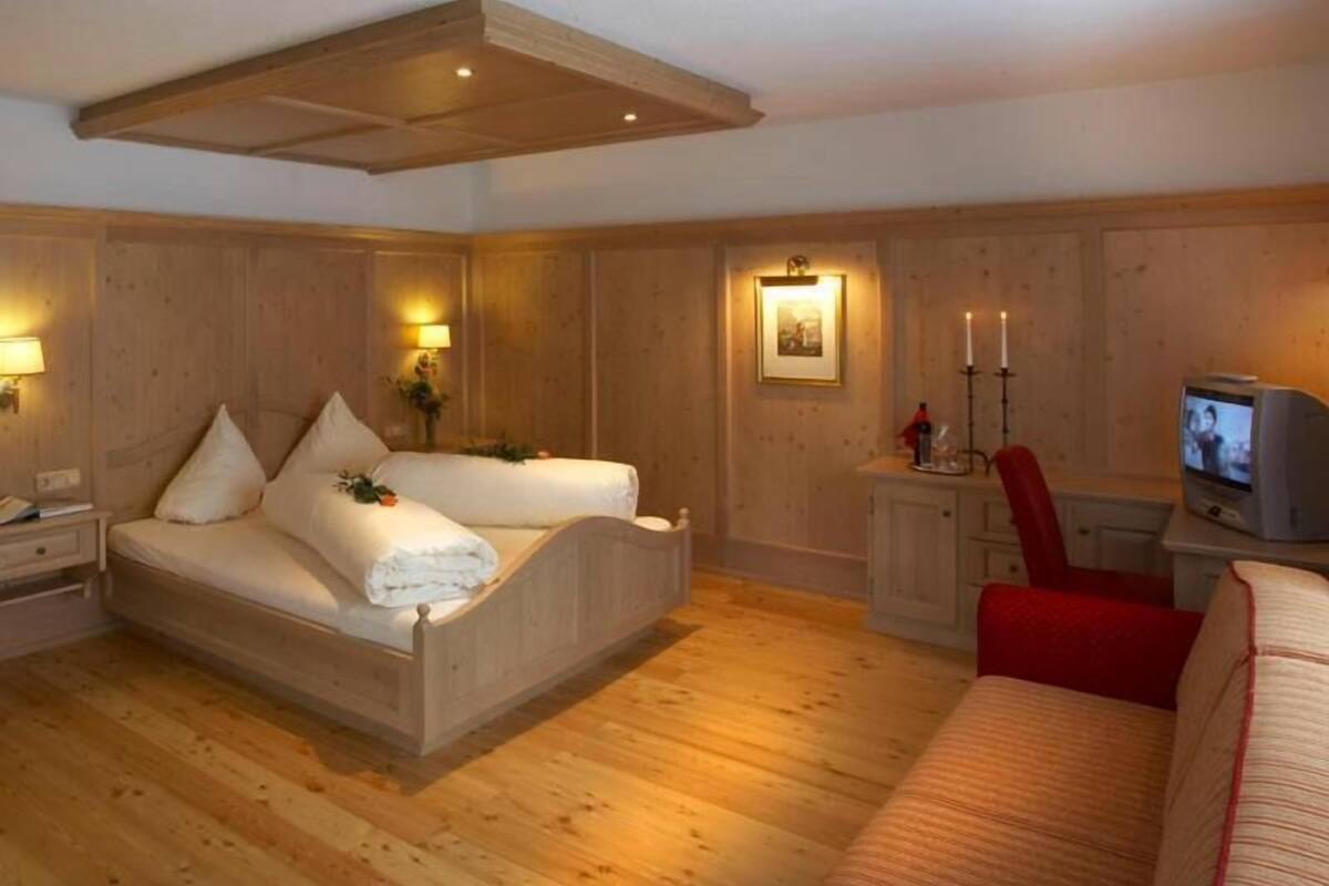 premium bedding, individually decorated, desk, free cots/infant beds