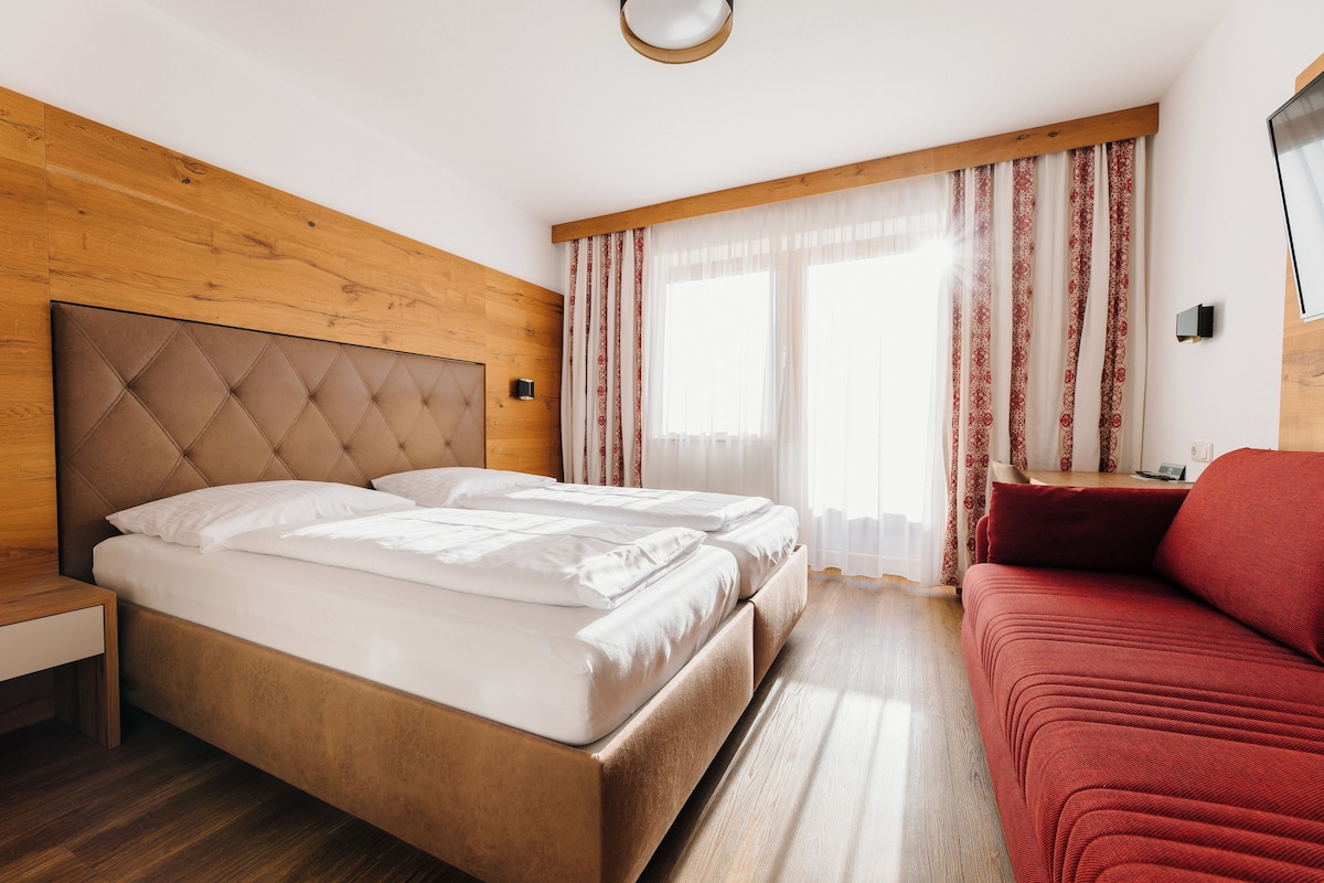Driepersoonskamer | Luxe beddengoed, een bureau, gratis babybedden, gratis wifi