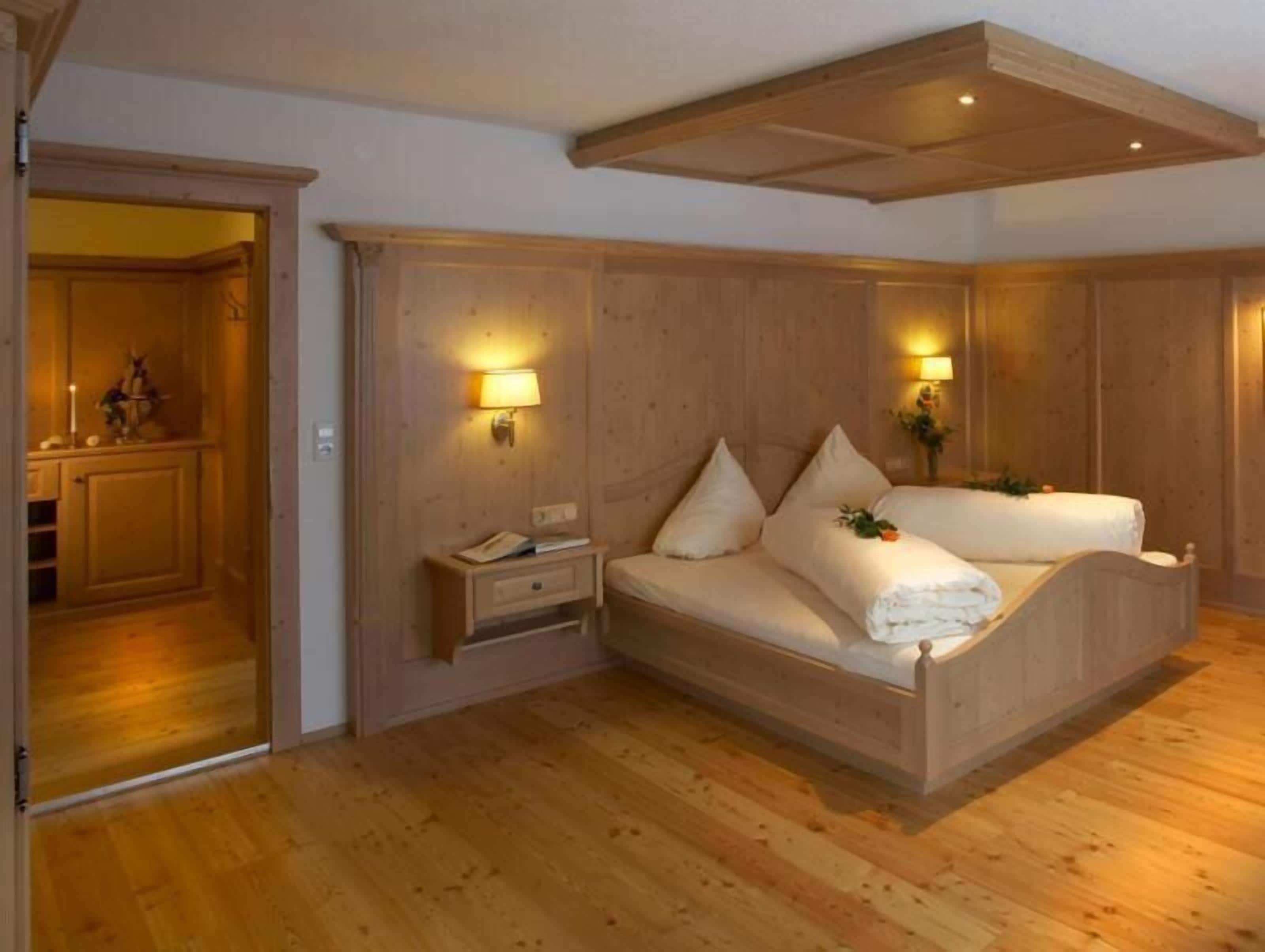 Luxe beddengoed, individueel gedecoreerd, een bureau, gratis babybedden