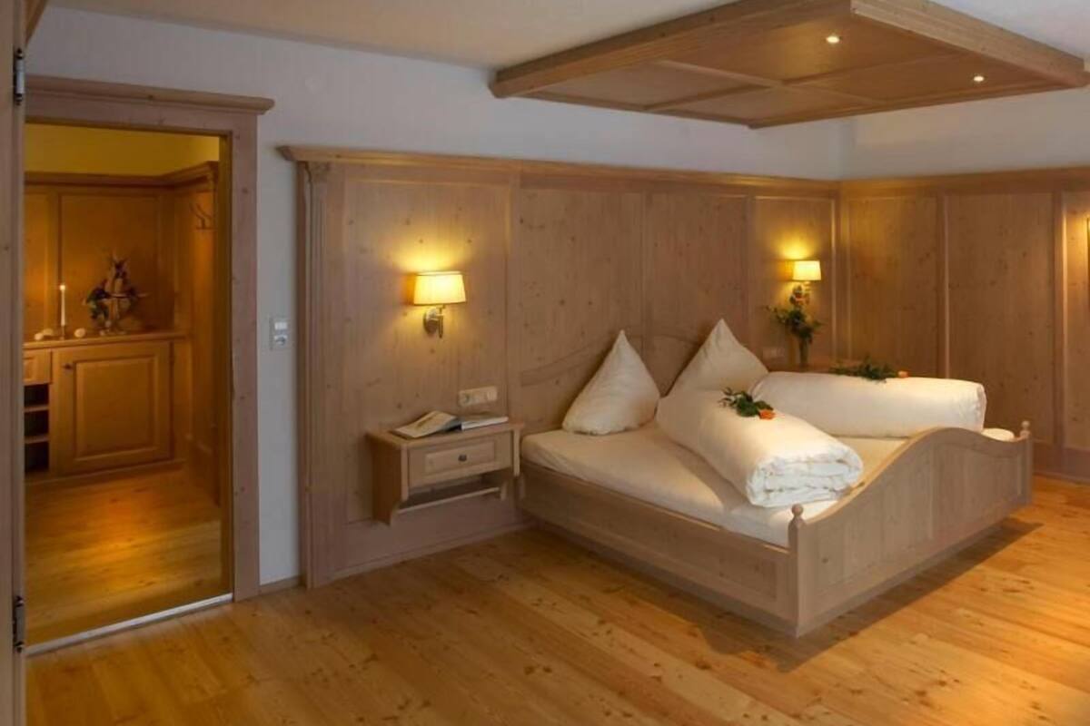 premium bedding, individually decorated, desk, free cots/infant beds