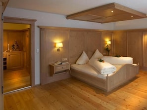 Ylelliset vuodevaatteet, yksilöllisesti sisustettu, työpöytä